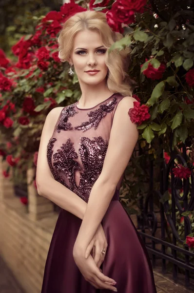 Mujer con maquillaje en vestido de moda —  Fotos de Stock