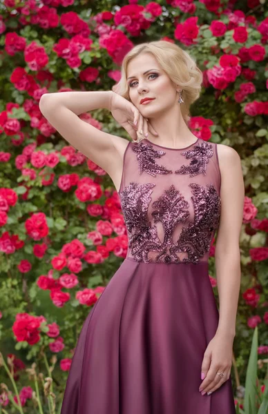 Mujer con maquillaje en vestido de moda —  Fotos de Stock