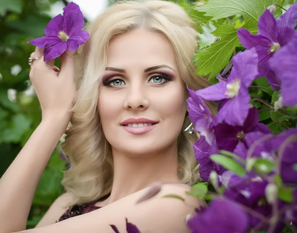 Hermosa mujer en jardín de primavera — Foto de Stock