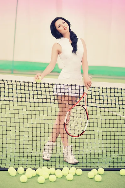 Vrouw met tennis — Stockfoto