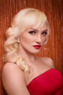 Kırmızı elbiseli kadın.