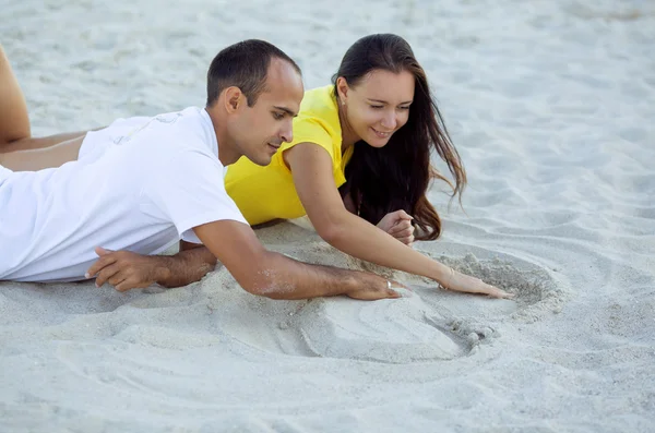 Casal na praia — Fotografia de Stock