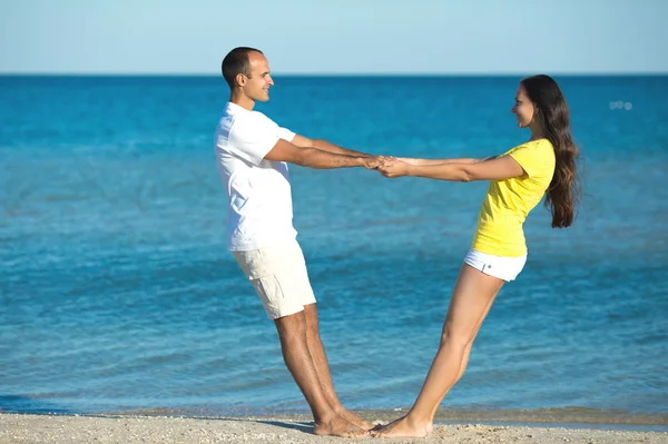 Casal na praia — Fotografia de Stock