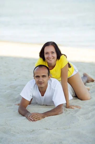 Par på stranden — Stockfoto