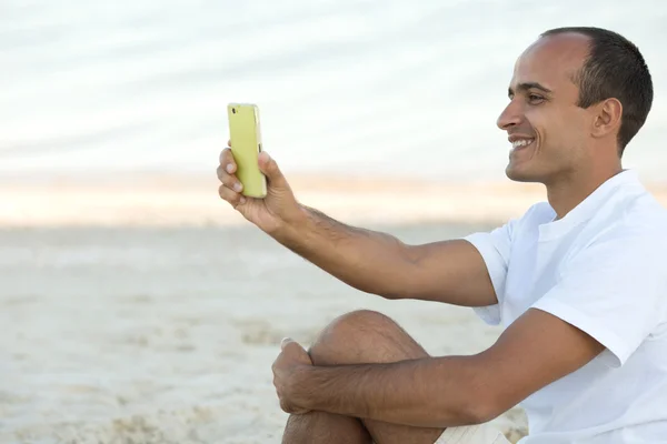 Man op strand — Stockfoto