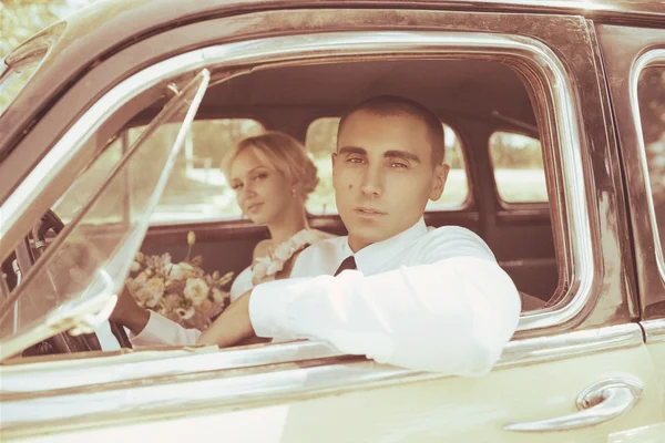 Noiva e noivo no carro — Fotografia de Stock