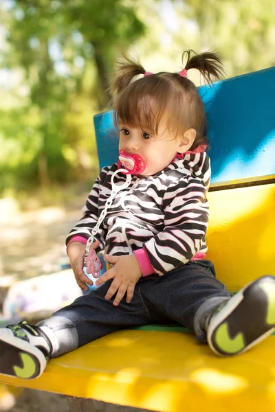 Gadis kecil di taman bermain — Stok Foto