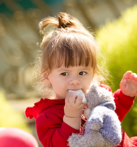 Bambina con giocattolo — Foto Stock