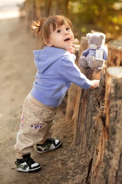 Liten flicka med leksak — Stockfoto