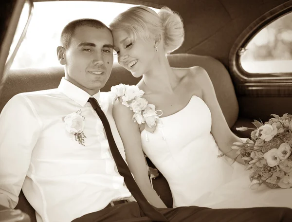 Menyasszony és vőlegény az autóban — Stock Fotó