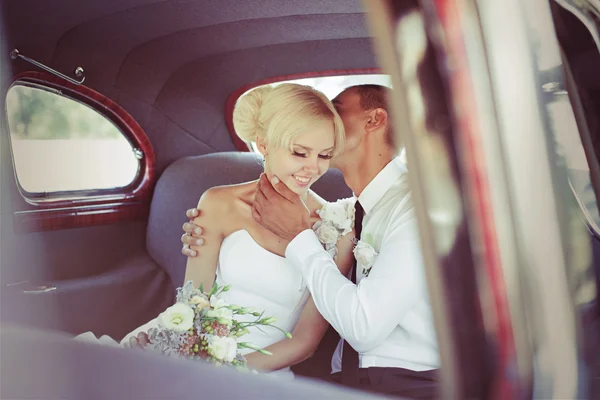 Menyasszony és vőlegény az autóban — Stock Fotó