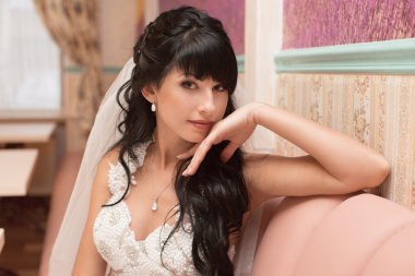 Beyaz elbisesi içinde gelin