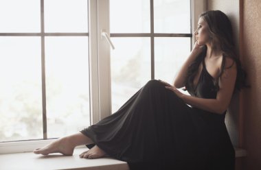 Genç kadın penceresinde