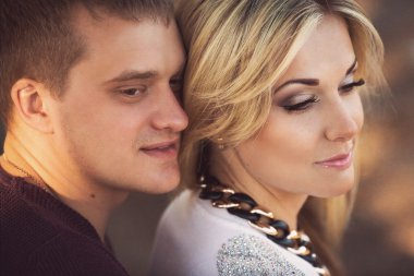 Park Çimenlikte oturan Çift