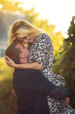 genç bir çift bahçede sarılma
