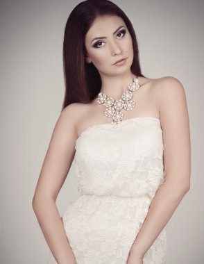 Kadın makyaj ve kolye ile