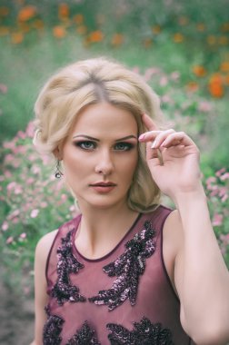 Bahar bahçesindeki kadın