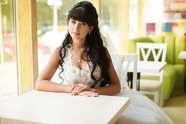 Bride sitting in cafe — Stock Photo, Image