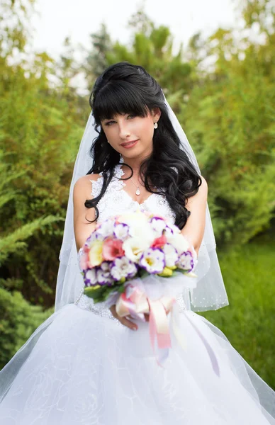 Bride with bouquet of flowers — Stock Photo, Image
