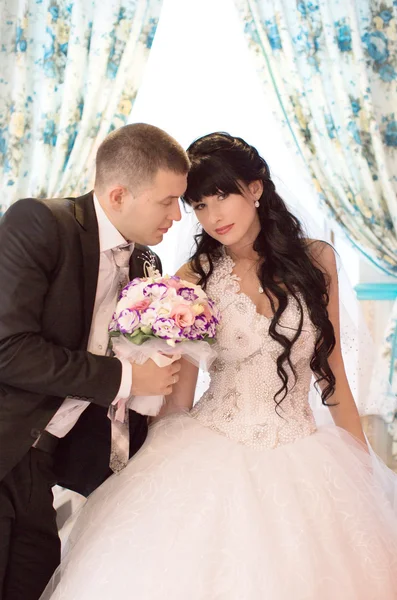 美しい花嫁と新郎 — ストック写真