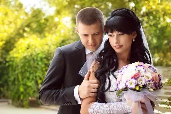 Novia y novio en el día de su boda — Foto de Stock