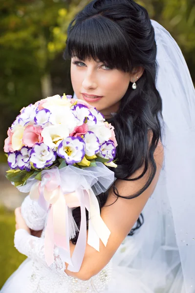 Bride with bouquet of flowers — Stock Photo, Image