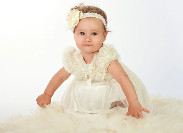 Bambina in abito bianco — Foto Stock