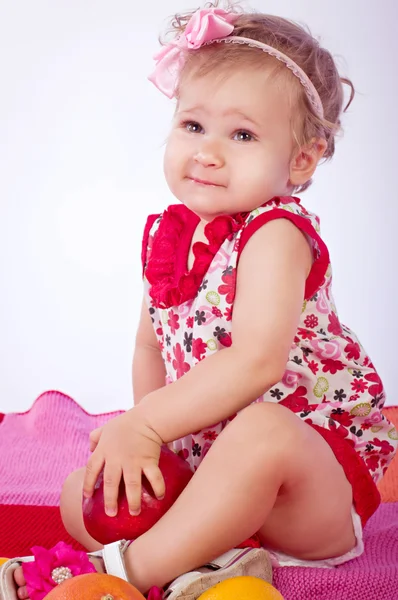 Bébé fille en robe rose — Photo