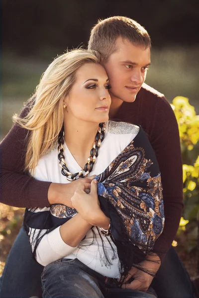 Couple sitting on park lawn — Stock Photo, Image