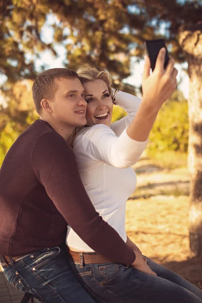 Paar nemen foto's van zichzelf — Stockfoto