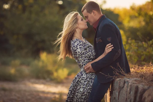 bahçede genç Çift