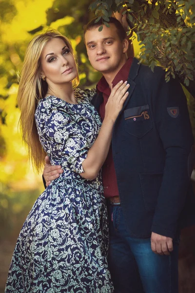 Jeune couple dans le jardin — Photo