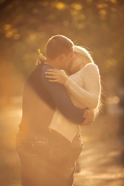 Jeune couple baisers dans jardin — Photo