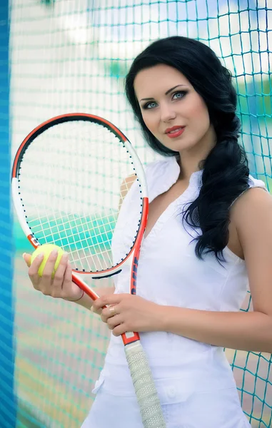 Mujer de pie con raqueta de tenis —  Fotos de Stock