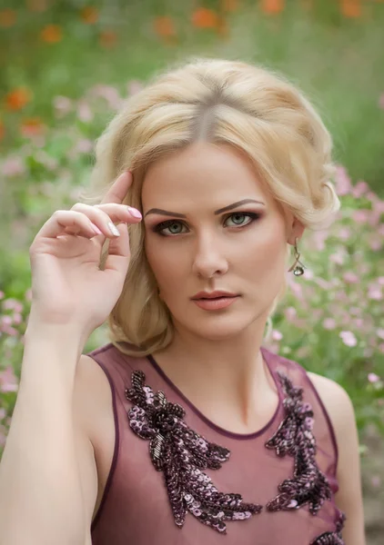 Hermosa mujer en jardín de primavera —  Fotos de Stock