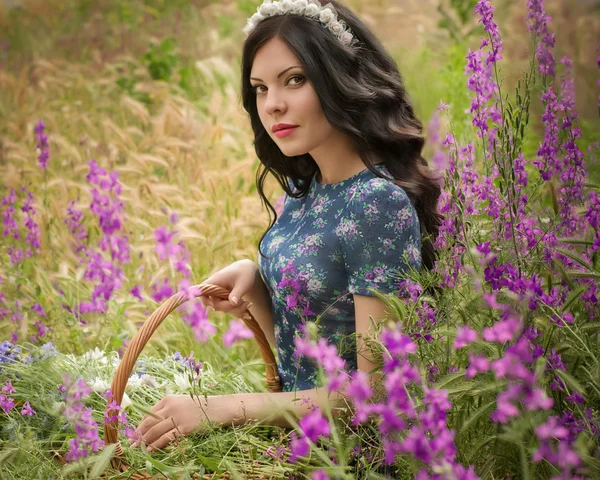 Schöne Frau im Frühlingsgarten — Stockfoto