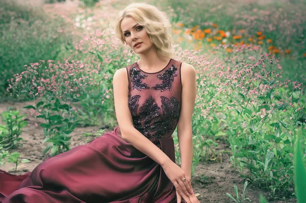 Mujer en jardín de primavera — Foto de Stock