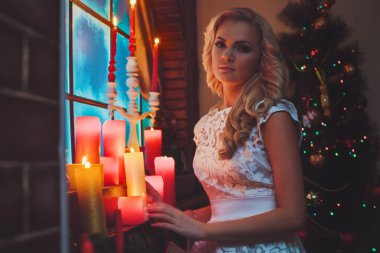 Kadının yanına bir Noel ağacı