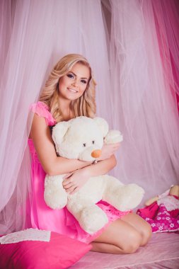 Oyuncak ayılı kadın