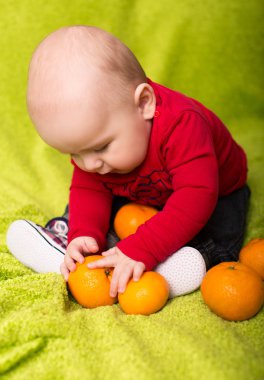 Bir mandalina ile erkek bebek