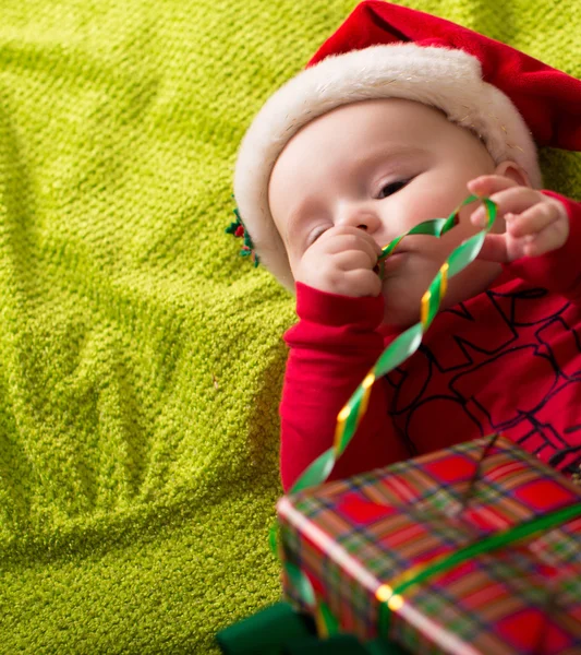 Chlapeček s Santa hat a dárek — Stock fotografie