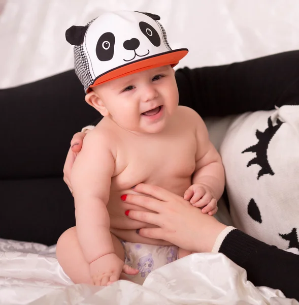 Fiú egy panda sapkát visel — Stock Fotó