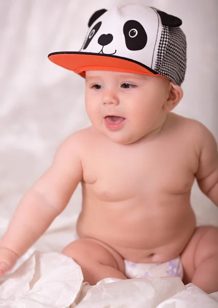 Niño usando una gorra de panda —  Fotos de Stock