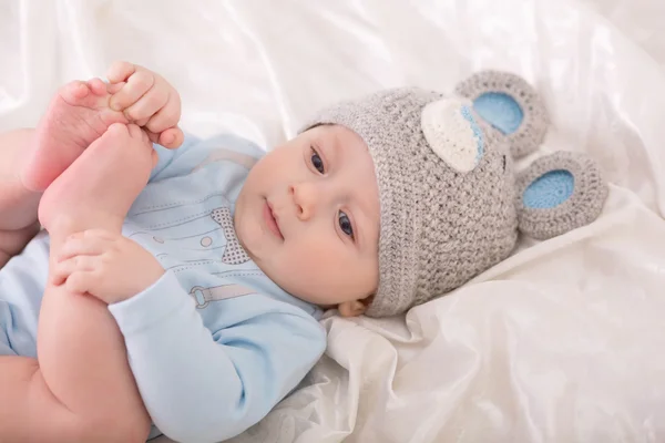 Jongen is in het pak van de beer — Stockfoto