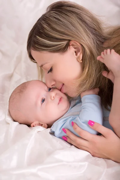 Madre feliz con el bebé — Foto de Stock