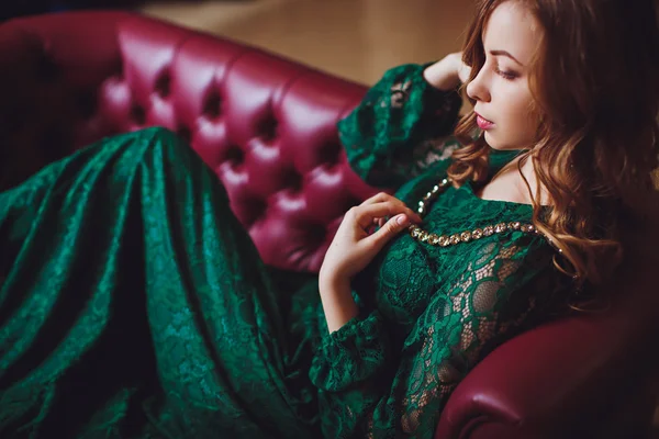 Mujer con maquillaje en vestido verde —  Fotos de Stock