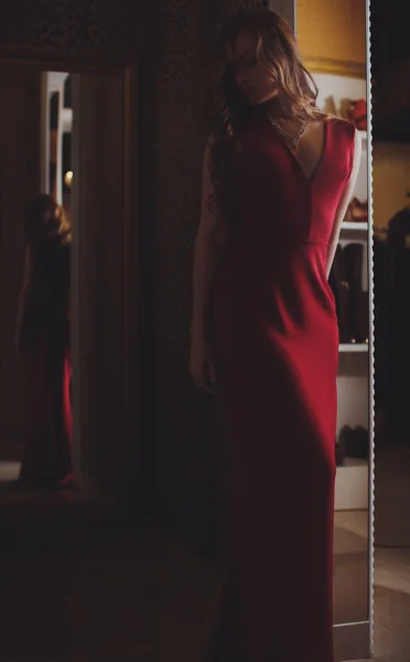 赤いドレスでメイクで女性 — ストック写真