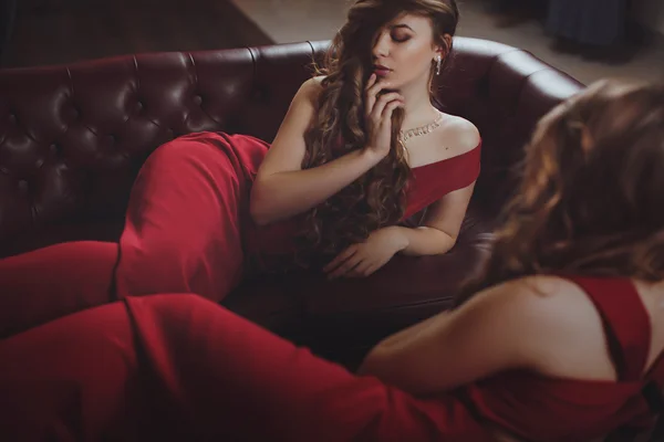 Mujer con maquillaje en vestido rojo —  Fotos de Stock