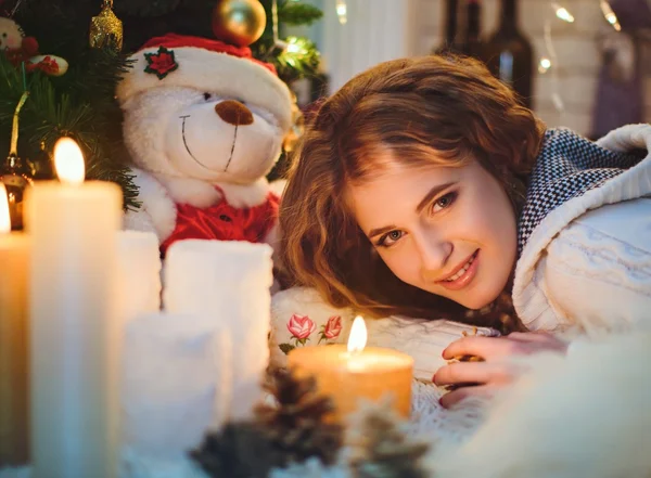 Girl with gifts and candles — Stock Photo, Image
