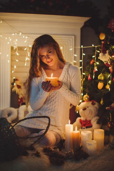 Girl with gifts and candles — Stock Photo, Image